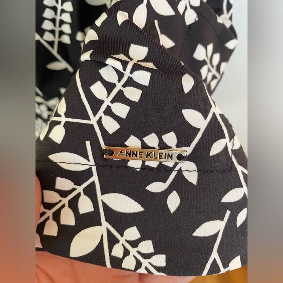 Anne Klein Sport 3/4 Sleeve v-Neck, Print Top size medium NEW - Picture 3 of 8